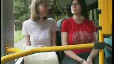 Podarty facet ma niesamowity seks z fajne nagie laski naoliwionymi dziwkami