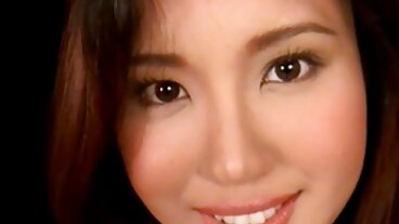 Zmysłowy seks Happy Sybill z chłopakiem z zawiązanymi nagie laski na plazy oczami