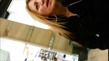 Blondynka i cycata mamuśka znalazła sobie chłopca-zabawkę do dupy nago zabawy