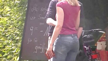 Macocha przyłapuje nagie laski w pończochach na szpiegowaniu Chloe i Robby'ego!