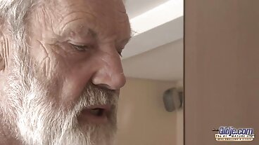 Nieostrożny trener został starsze laski nago wywalony w pierdolę!
