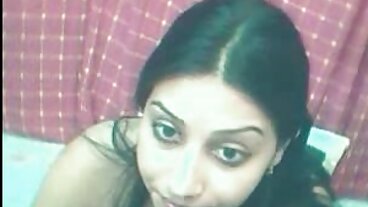 Ciekawa ruda pokojówka hotelowa przekonana do dołączenia do trójkąta naturalne laski nago analnego